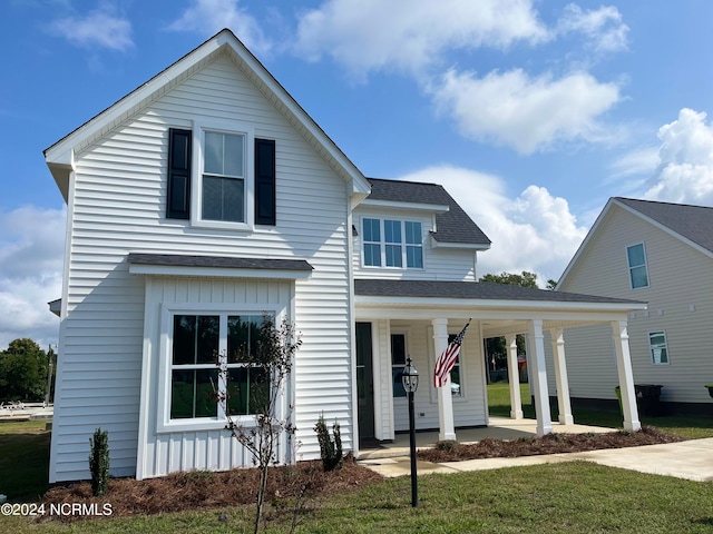 front facade featuring a front lawn