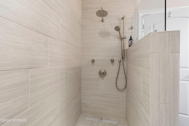 bathroom featuring a tile shower