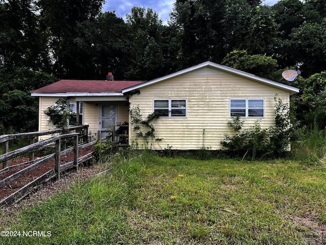 view of front facade with a front lawn