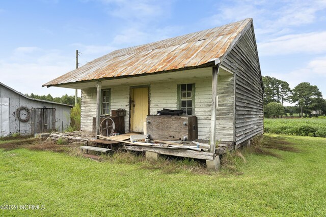 view of front of property with a front lawn