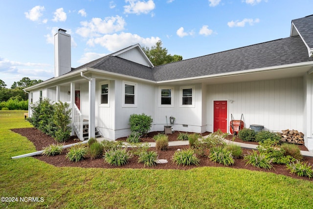 view of front of house featuring a front lawn