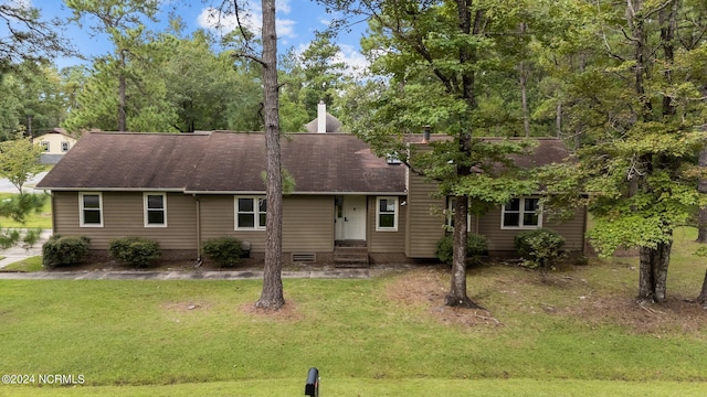 view of front facade featuring a front yard