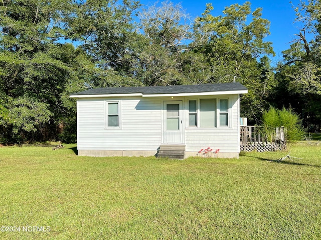 view of front of house with a front lawn