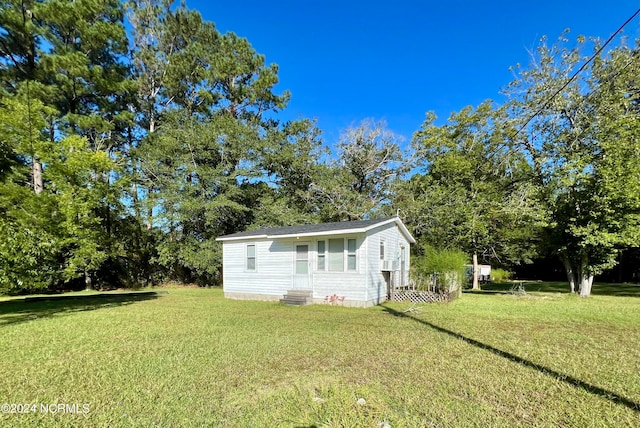 view of side of property featuring a yard