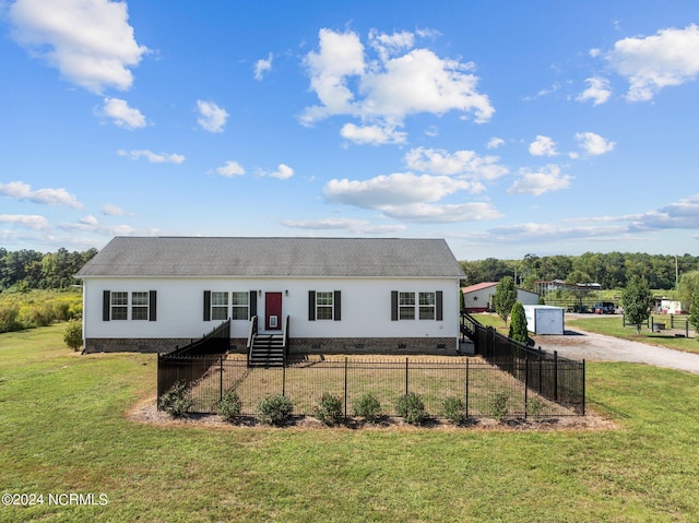 view of front of house featuring a front lawn