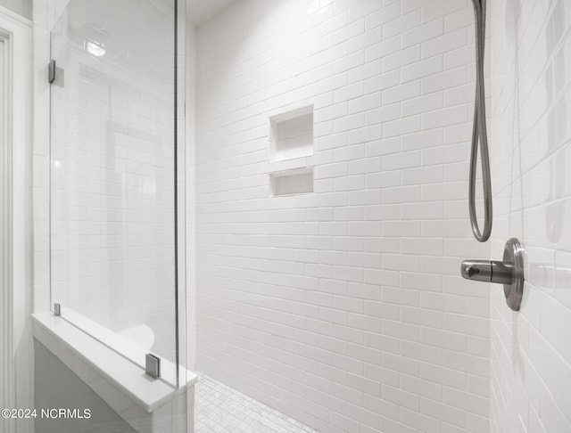 bathroom featuring a tile shower