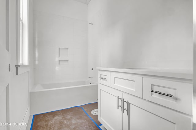 bathroom with vanity and tiled shower / bath