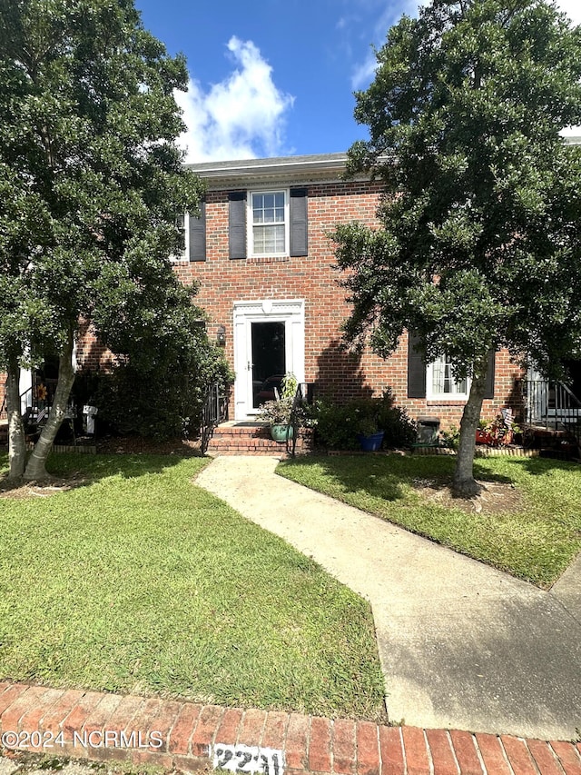 view of front of property featuring a front lawn