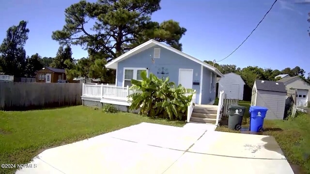 view of front of home featuring a front lawn and a patio area