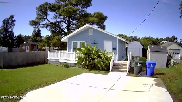 view of front of home featuring a front yard