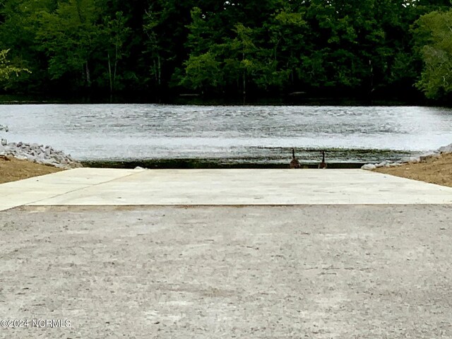 view of yard featuring a water view