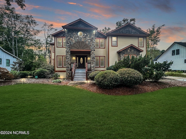 view of front of home featuring a front yard