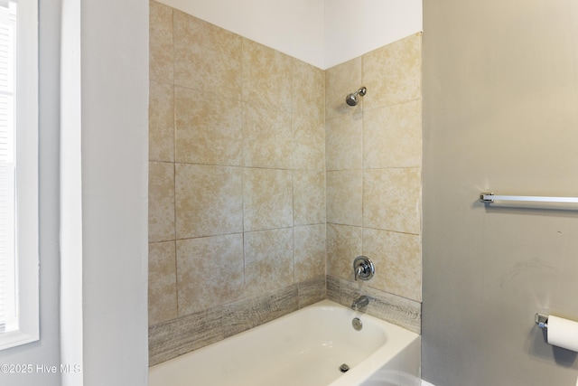 bathroom featuring tiled shower / bath combo