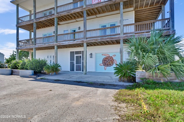 spare room with dark hardwood / wood-style floors, ceiling fan, and plenty of natural light