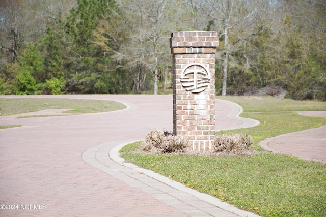 view of property's community featuring a lawn