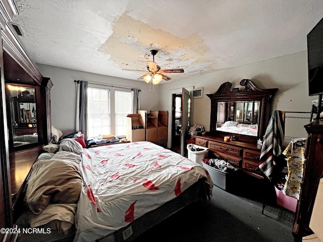 bedroom featuring ceiling fan and a textured ceiling