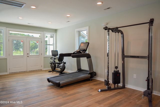 workout room featuring recessed lighting, visible vents, wood finished floors, and baseboards
