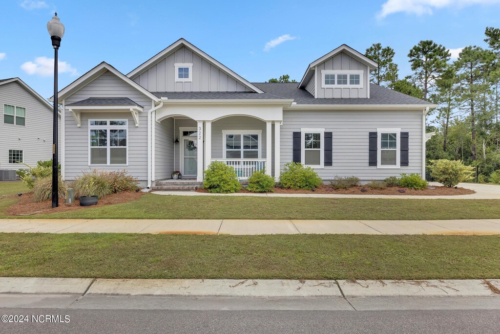 view of front of home featuring a front lawn and covered porch