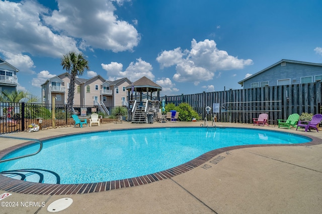 view of swimming pool