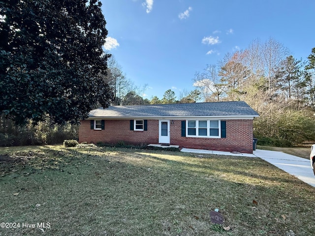 single story home with a front yard