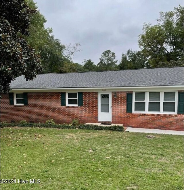 ranch-style house with a front yard