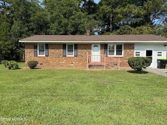 ranch-style home featuring a front lawn