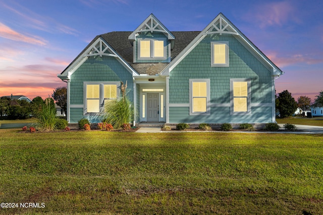 view of front of property featuring a yard