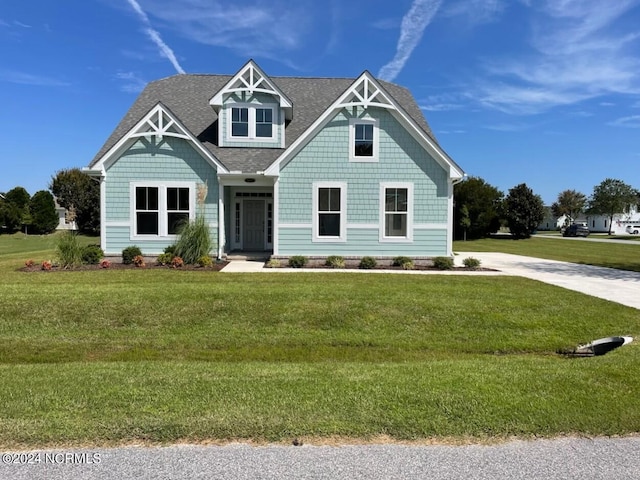 view of front facade with a front yard