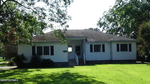 view of front facade with a front lawn