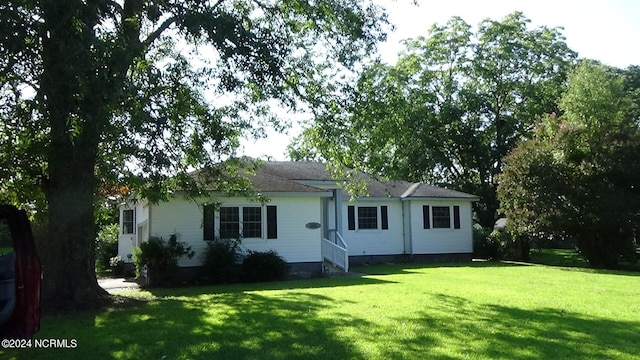 ranch-style house featuring a front lawn