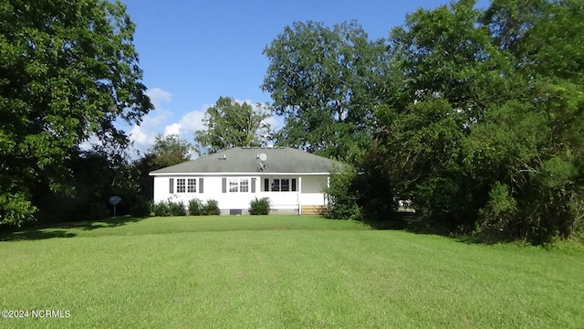 view of front of home featuring a front lawn