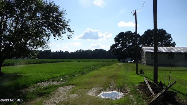 view of yard featuring a rural view