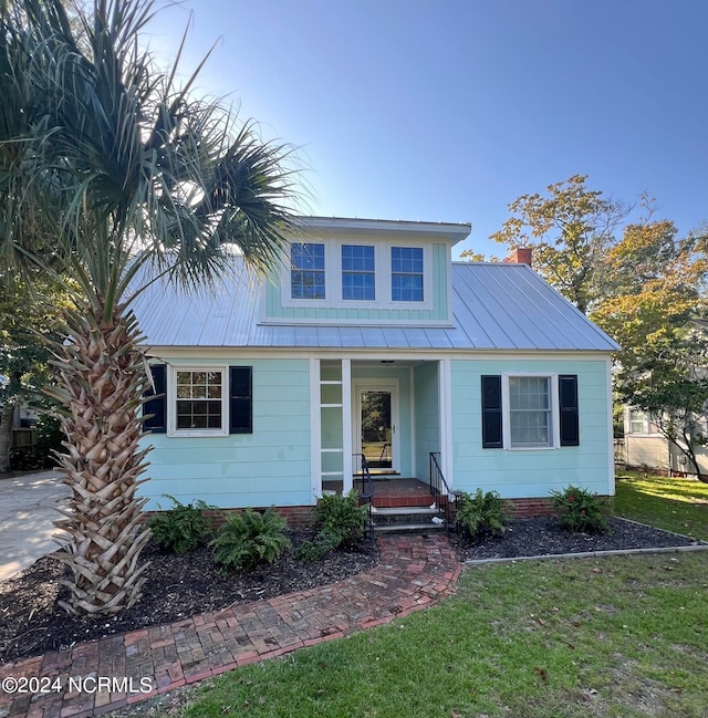 view of front of house featuring a porch and a front yard