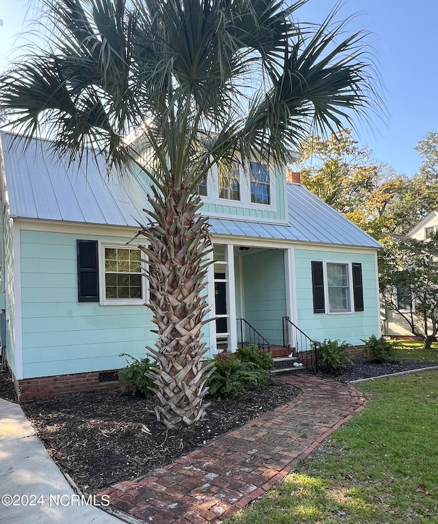 view of front facade featuring a front yard