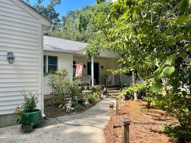 property entrance featuring covered porch