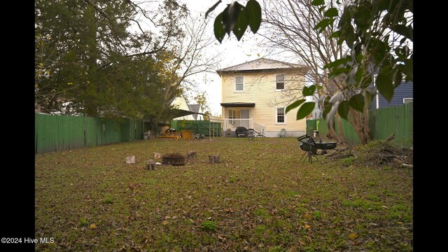 view of yard featuring an outdoor fire pit