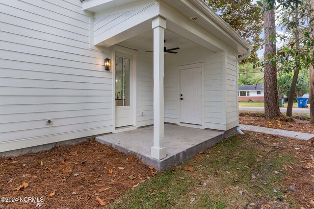 doorway to property with ceiling fan