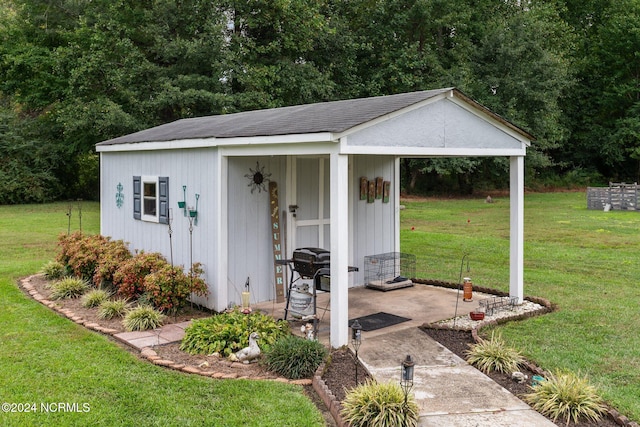 view of outdoor structure featuring a yard