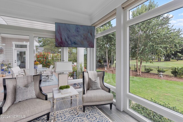 sunroom / solarium featuring a ceiling fan