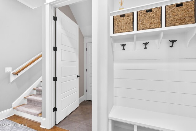 hallway featuring light wood finished floors, a barn door, recessed lighting, and baseboards