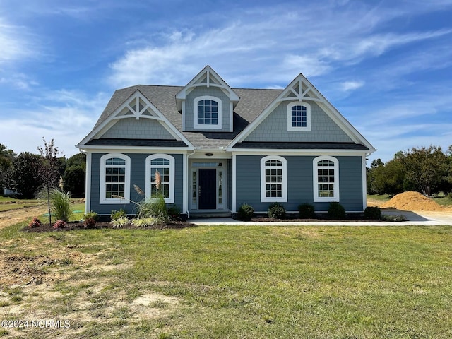 view of front of property featuring a front lawn