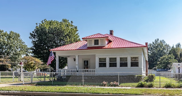 view of front facade featuring a front lawn and covered porch