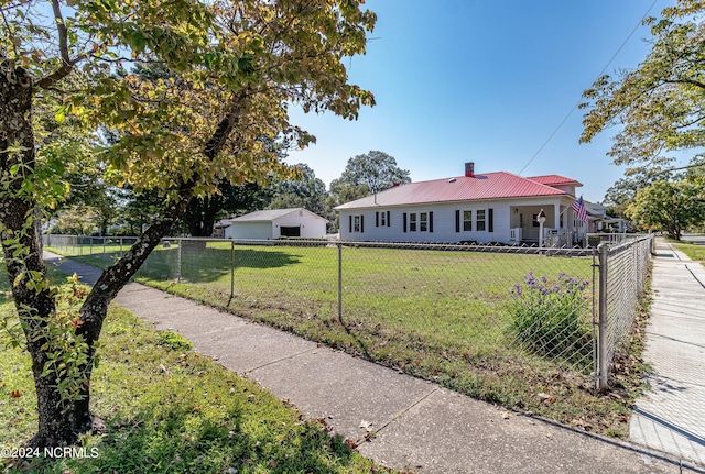 view of front facade featuring a porch and a front lawn