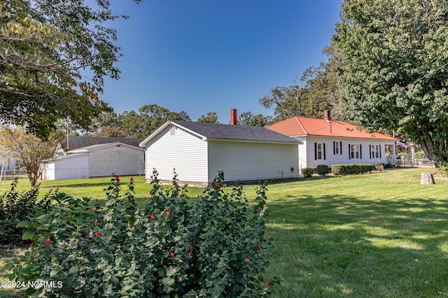 view of front of house featuring a front yard