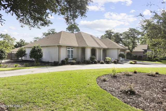 view of front of house featuring a front yard