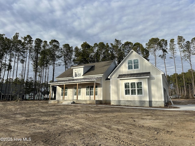 modern farmhouse featuring covered porch