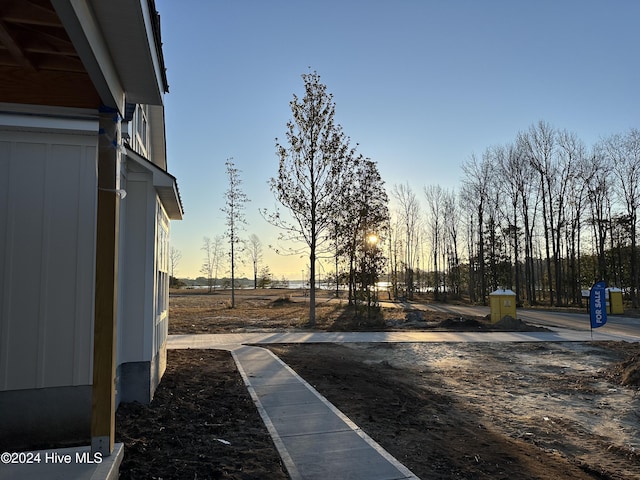 view of yard at dusk