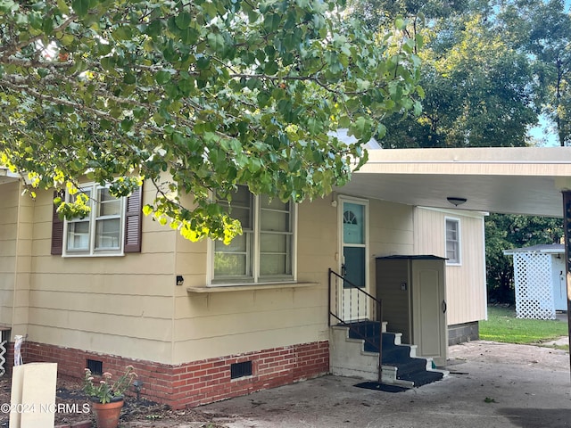 exterior space featuring crawl space