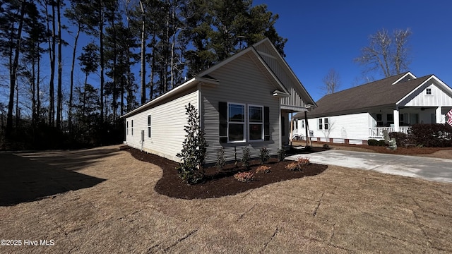 view of front of house featuring a porch and concrete driveway