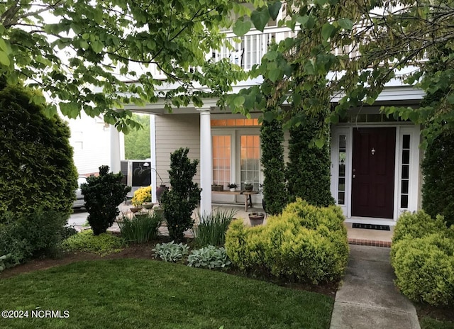 view of front of property with a front lawn